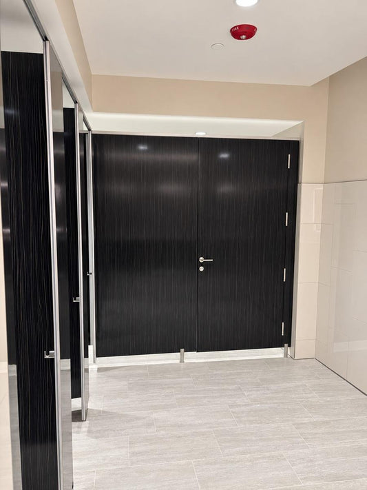 PRIVADA cubicle door and fascia showing the interlocking edge detail that blocks line of sight